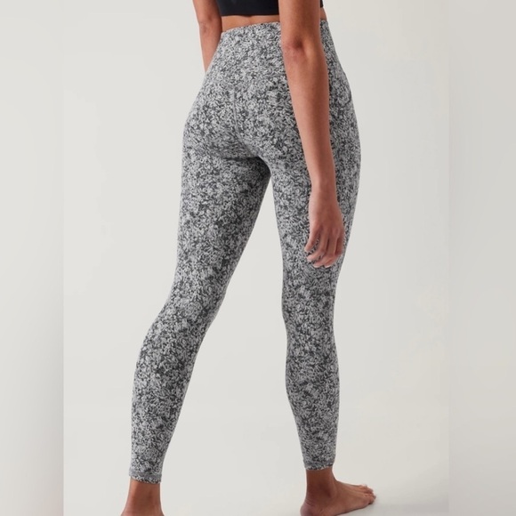 Athleta Salutation Stash Pocket II 7/8 Tight Legging Jacquard Moonflower Black - Picture 3 of 8